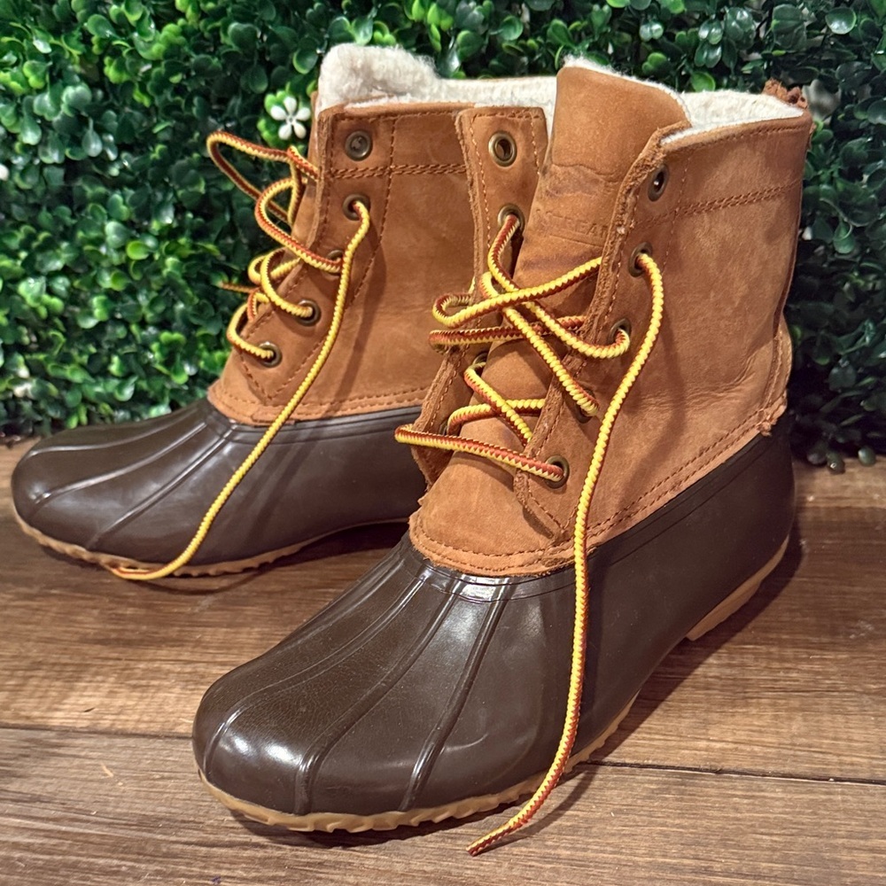Women’s Brown Duck Boots with Sherpa Lining Womans Size 6